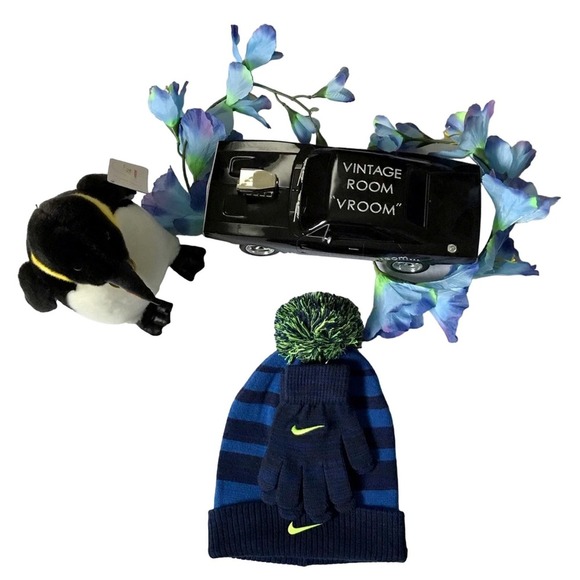 Nike NWOT Beanie with Gloves Set Youth OS (8/20) - Picture 1 of 9